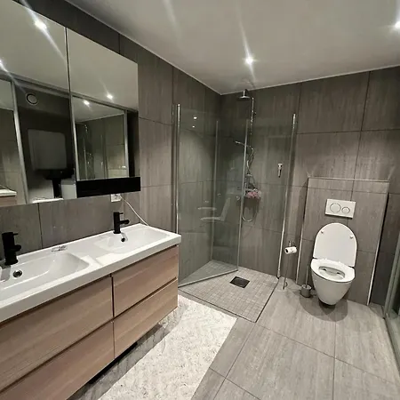 Stor Og Moderne Ved Råstølen Bybanestopp *