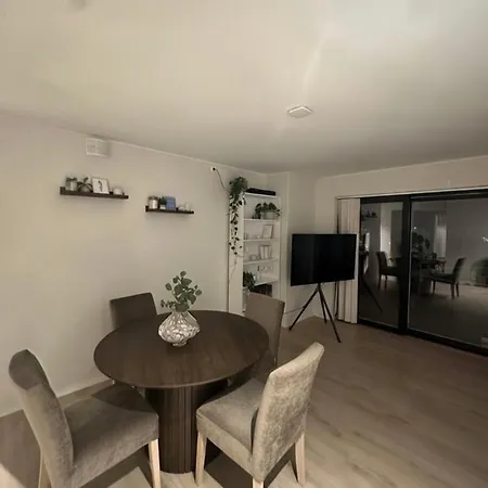 Stor Og Moderne Ved Rastolen Bybanestopp * ベルゲン