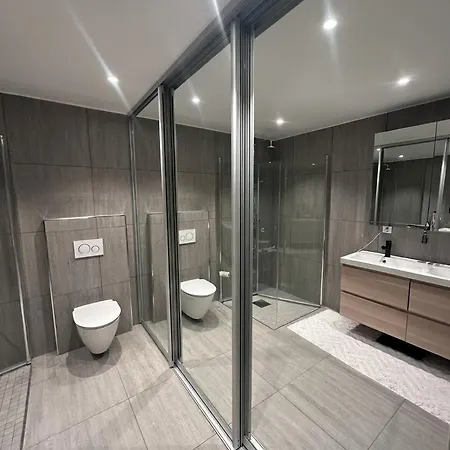 Stor Og Moderne Ved Rastolen Bybanestopp * ベルゲン