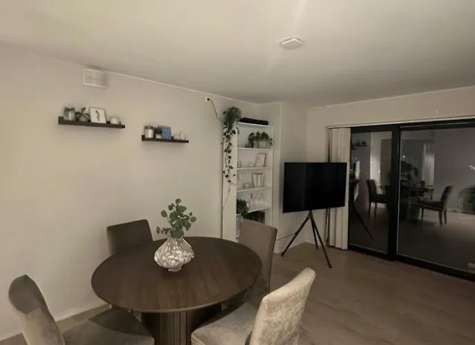 Stor Og Moderne Ved Rastolen Bybanestopp * ベルゲン