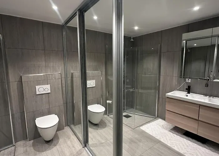 Stor Og Moderne Ved Rastolen Bybanestopp * ベルゲン